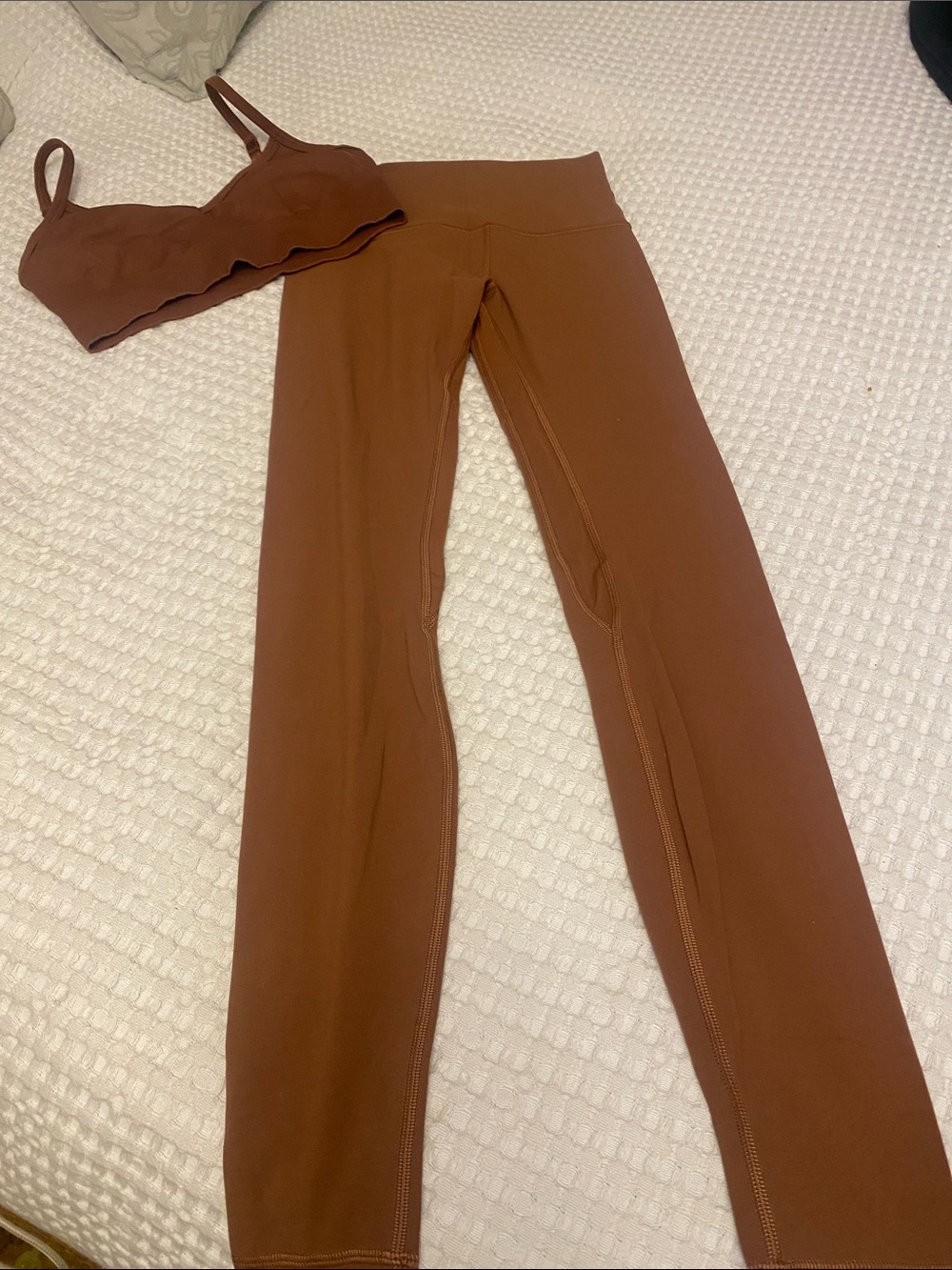 Lululemon bundle 6/4 bra and leggings excellent condition